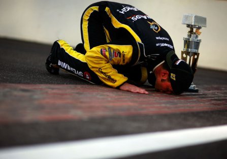 Пол Менард целует трассу после победы в Индианаполисе 2011
