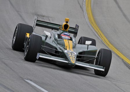 Такума Сато во время гонки в Кентукки серии IndyCar 2011