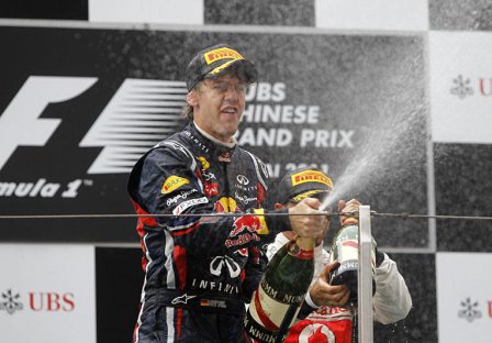 Себастьян Феттель на подиуме Гран При Китая 2011