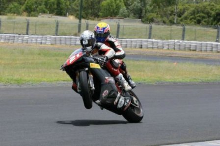 Трой Бейлисс и Марк Уэббер на мотоцикле Ducati