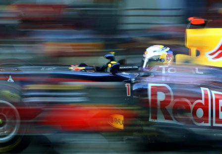 Себастьян Феттель в автомобиле Red Bull RB7 на тестах в Барселоне