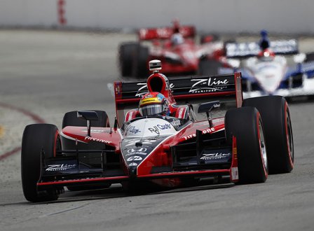 Джастин Уилсон во время гонки в Лонг-Бич серии IndyCar 2011