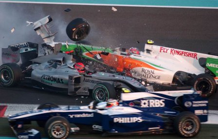 Авария Михаэля Шумахера и Витантонио Лиуцци на Гран При Абу-Даби 2010