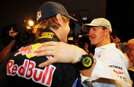 Михаэль Шумахер поздравляет Себастьяна Феттеля с победой в чемпионате 2010