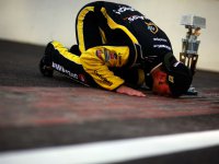 Пол Менард целует трассу после победы в Индианаполисе 2011