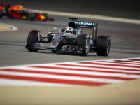 Льюис Хэмилтон в гонке на Гран При Бахрейна 2016