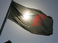 Флаг Формулы 1 на солнце