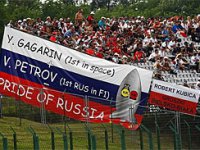 Болельщики с российским флагом