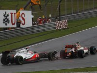 Столкновение Дженсона Баттона и Нараина Картикеяна в гонке на Гран При Малайзии 2012